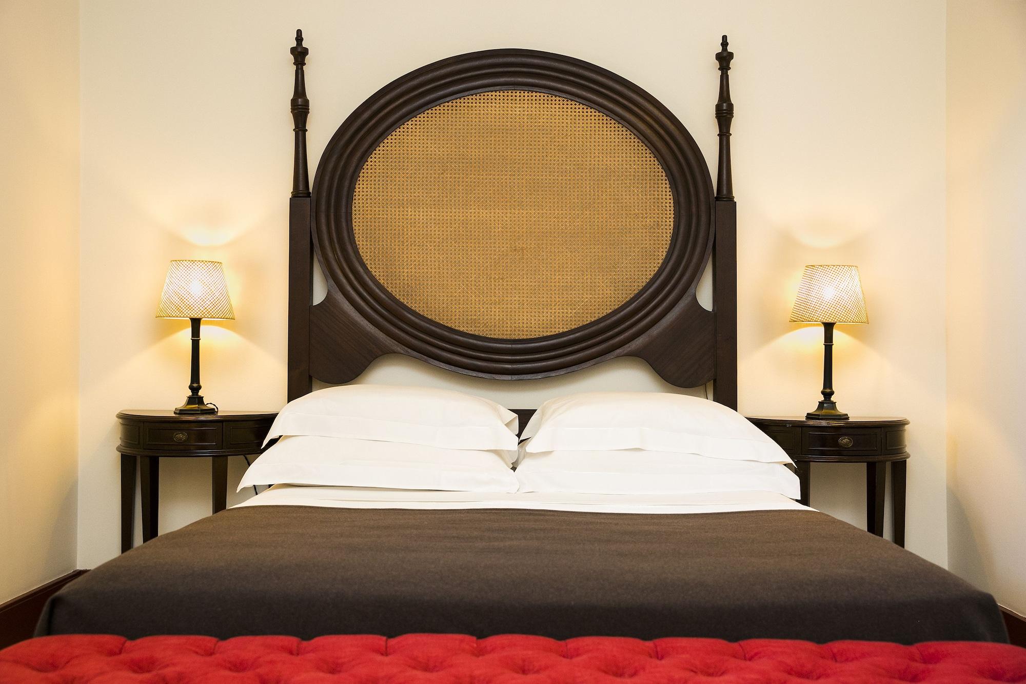 Pousada Mosteiro De Гімарайнш Екстер'єр фото A bed with a headboard