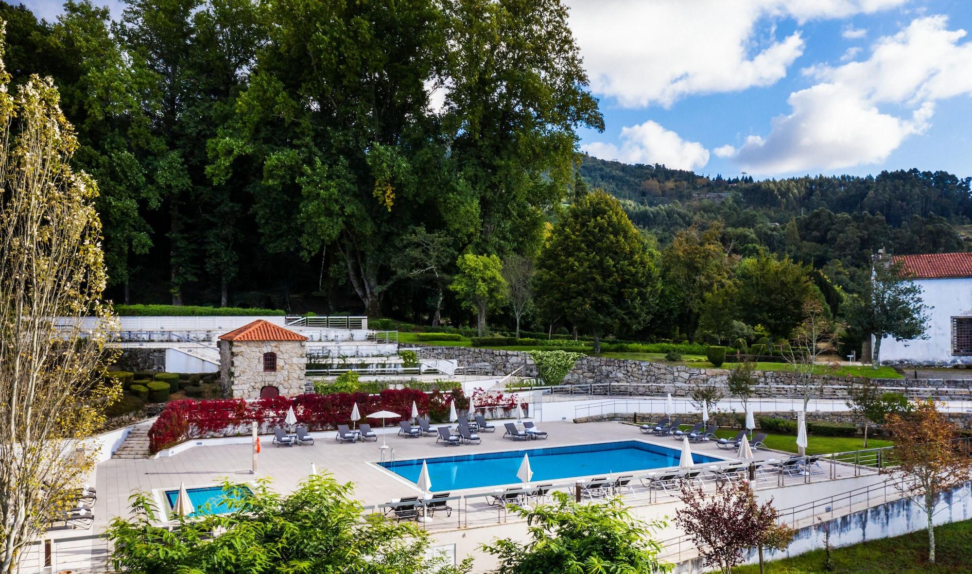 Pousada Mosteiro De Гімарайнш Екстер'єр фото The swimming pool at the Pousada de Óbidos