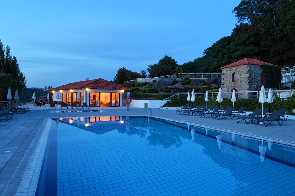 Pousada Mosteiro De Гімарайнш Екстер'єр фото The swimming pool at the hotel