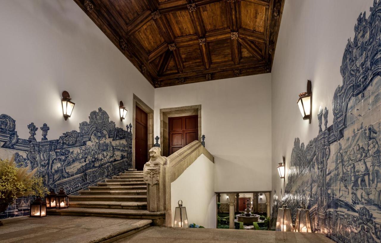 Pousada Mosteiro De Гімарайнш Екстер'єр фото The entrance to the palace, with the azulejo panels