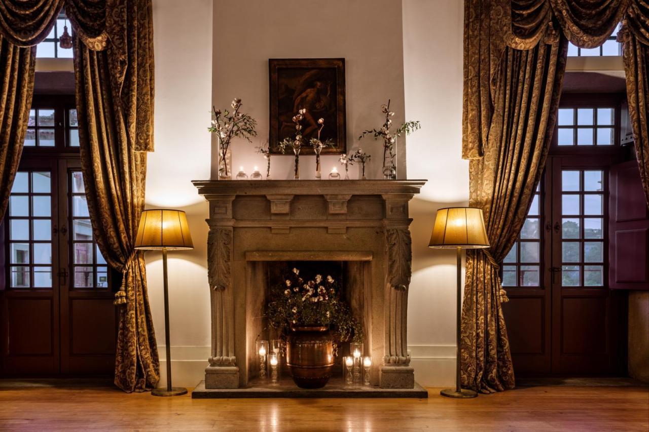Pousada Mosteiro De Гімарайнш Екстер'єр фото The fireplace in the ballroom